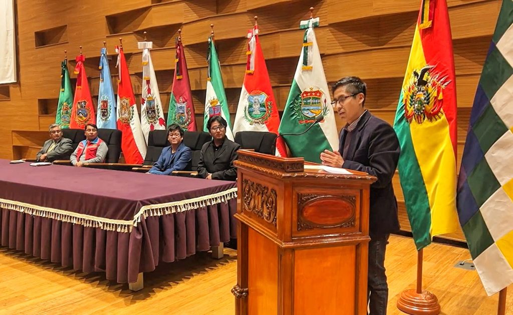 El senador por Oruro, en el Salón de Interpelaciones de la ALP. 